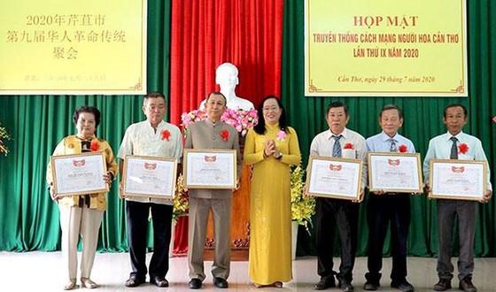Bà Nguyễn Thúy Hằng, Phó Chủ tịch Ủy ban MTTQVN Cần Thơ trao bằng khen cho các tập thể