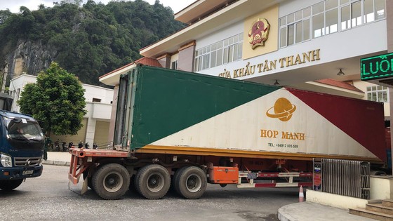 Xe chở hàng hóa Việt Nam qua cửa khẩu với Trung Quốc