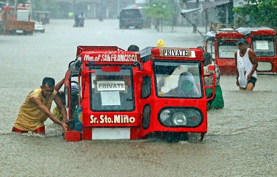 Ngập lụt sau mưa bão tại thị trấn San Francisco, Mindanao, Philippines. Ảnh: AFP/TTXVN