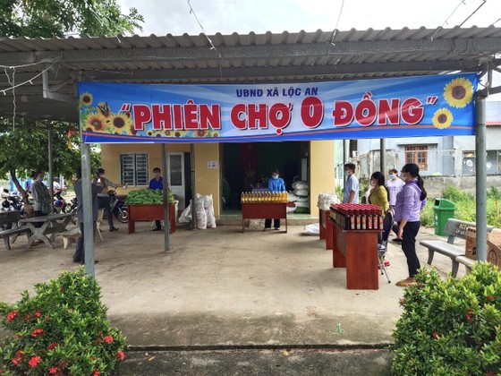 Phiền chợ 0 đồng được tổ chức tại xã Lộc An (huyện Đất Đỏ) nhằm hỗ trợ những gia đình khó khăn. Ảnh: Báo BR-VT