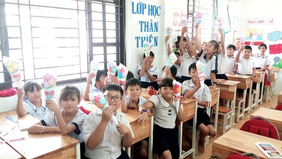 Dự án giáo dục Hoa Thủy Tiên mang đến những giờ học Anh văn và kỹ năng sống cho các em nhỏ  tại Trung tâm Phát triển giáo dục Bình An. Ảnh chụp trước khi dịch bùng phát trong cộng đồng