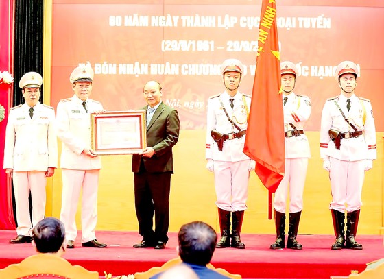 Chủ tịch nước Nguyễn Xuân Phúc trao Huân chương Bảo vệ Tổ quốc hạng nhì tặng Cục Ngoại tuyến, Bộ Công an. Ảnh: TTXVN