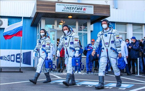 Nữ diễn viên Yulia Peresild (trái), nhà du hành vũ trụ Anton Shkaplerov (giữa) và nam đạo diễn Klim Shipenko (phải) chuẩn bị lên tàu vũ trụ Soyuz MS-19 tại sân bay vũ trụ Baykonur, Kazakhstan ngày 5-10-2021