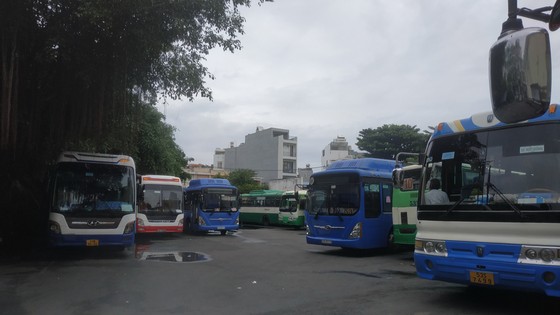 Hơn chục chiếc xe buýt nằm bãi tại HTX Quyết Thắng