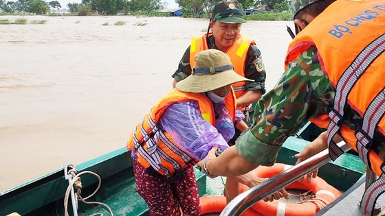 Lực lượng Bộ Chỉ huy Quân sự Phú Yên ứng cứu kịp thời người phụ nữ chăn nuôi bò bị mắc kẹt giữa sông Đà. Ảnh: XUÂN HUYÊN