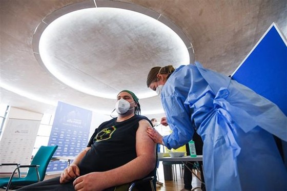 Tiêm vaccine ngừa Covid-19 tại Cologne (Đức). Ảnh: AFP/TTXVN