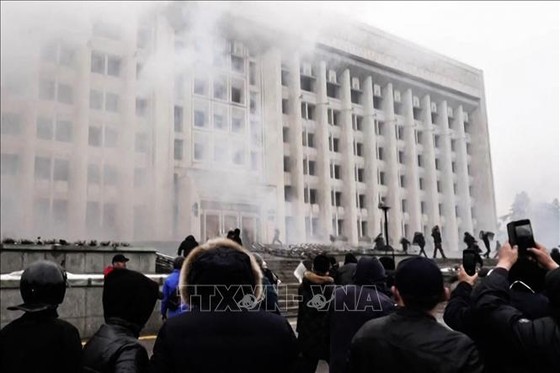 Người biểu tình quá khích tấn công tòa thị chính thành phố Almaty, Kazakhstan ngày 5-1-2022. Ảnh: AFP/TTXVN
