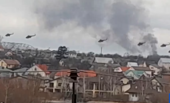 Dàn trực thăng Mi-8 của Nga tấn công căn cứ không quân Gostomel ở ngoại ô thủ đô Kiev, Ukraine. Ảnh: D.M