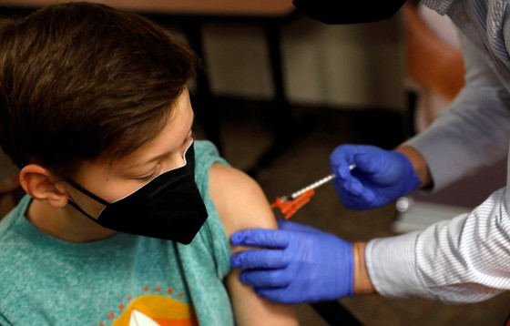 Nhân viên y tế tiêm vaccine ngừa Covid-19 cho trẻ em tại Bloomfield Hills, bang Michigan, Mỹ. Ảnh: AFP/TTXVN