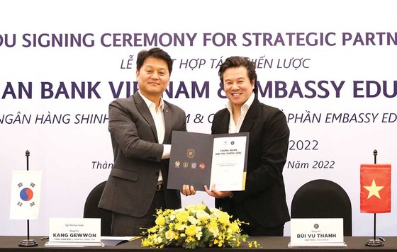 Ngân hàng Shinhan Việt Nam và Embassy Education hợp tác chiến lược