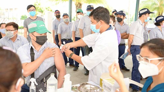 Tiêm vaccine Covid-19 cho công nhân  ở Khu chế xuất Tân Thuận, quận 7, TPHCM. Ảnh: CAO THĂNG
