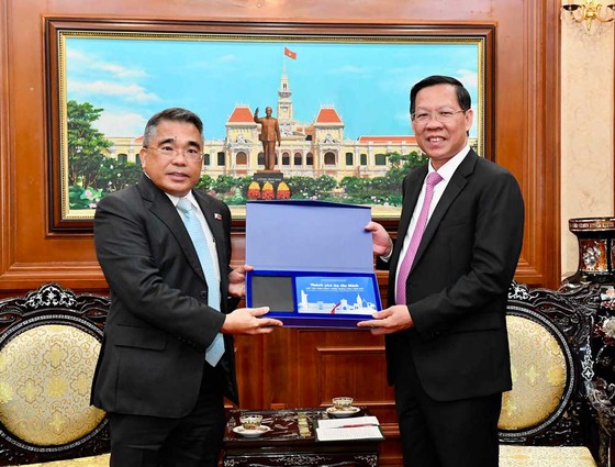 Chủ tịch UBND TPHCM Phan Văn Mãi tặng quà lưu niệm Đại sứ Philippine Meynardo LB. Montealegre. Ảnh: VIỆT DŨNG