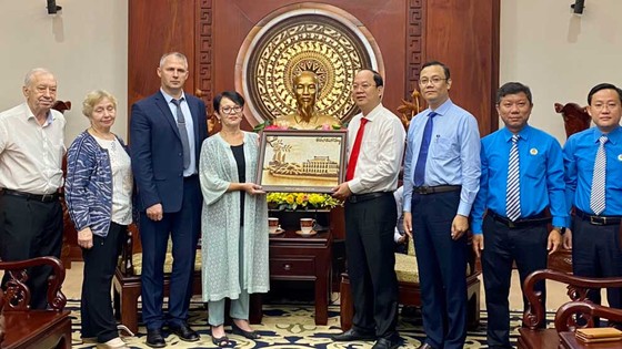 Phó Bí thư Thành ủy TPHCM Nguyễn Hồ Hải tặng quà lưu niệm cho Đoàn đại biểu Liên hiệp Công đoàn vùng Saint Petersburg và Leningrad