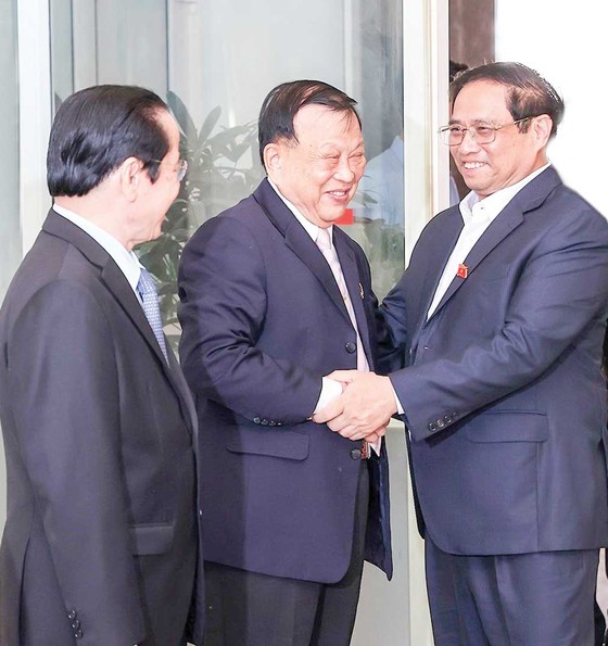 Thủ tướng Phạm Minh Chính trao đổi với lãnh đạo Hội Cựu chiến binh Việt Nam. Ảnh: TTXVN