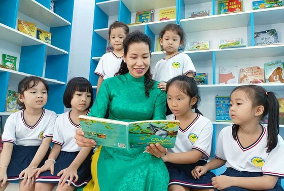 Cô Nguyễn Mai Hằng, Hiệu trưởng Trường Mầm non Bến Thành (quận 1) với các em học sinh