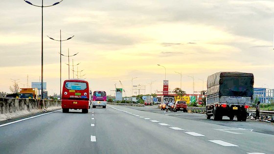 Nỗi lo xe chạy ẩu, thiếu an toàn trên cao tốc TPHCM - Trung Lương ảnh 1