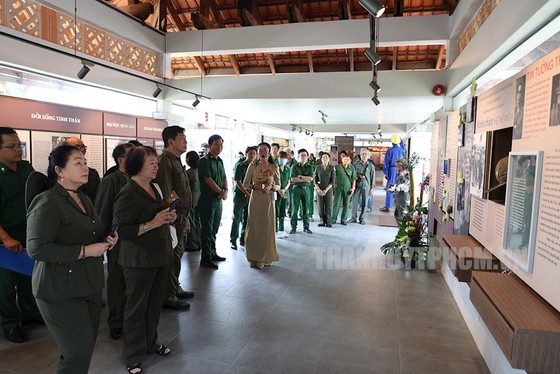 Đoàn đại biểu tham quan nhà trưng bày tư liệu, hiện vật, hình ảnh quá trình hoạt động cách mạng của cố Thủ tướng Võ Văn Kiệt. Ảnh: thanhuytphcm