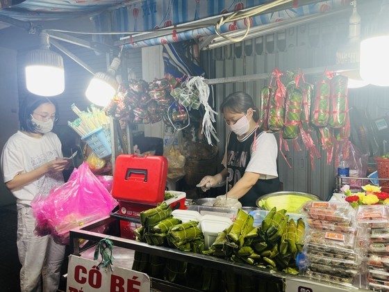 Khách mua tré tại phố ẩm thực đường Nguyễn Thượng Hiền 
