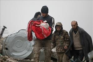 Chuyển thi thể một em nhỏ sau động đất ở thị trấn Jandaris, thành phố Afrin (Syria) ngày 6-2-2023. Ảnh: AFP/TTXVN