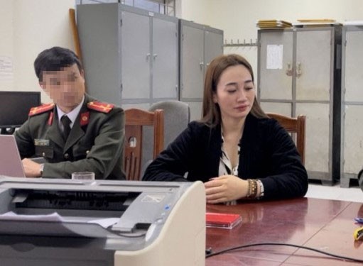 Lực lượng chức năng làm việc với Trương Thị Hương về việc đăng tải các clip mê tín dị đoan