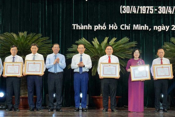 Bí thư Thành ủy TPHCM Nguyễn Văn Nên: Khen thưởng không cứng nhắc, hình thức, máy móc ảnh 2