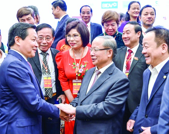 Phó Thủ tướng Lê Minh Khái (bìa trái) trao đổi với các đại biểu dự đại hội. Ảnh: VIẾT CHUNG