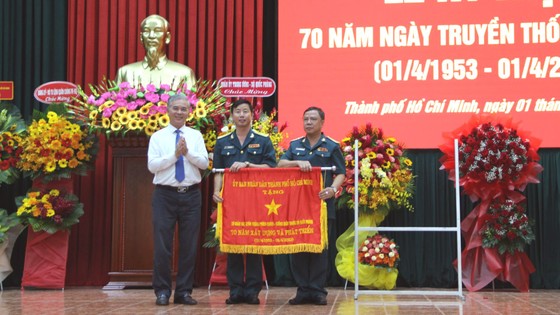 Đồng chí Ngô Minh Châu trao bức trướng của UBND TPHCM chúc mừng 70 năm ngày thành lập Sư đoàn 367