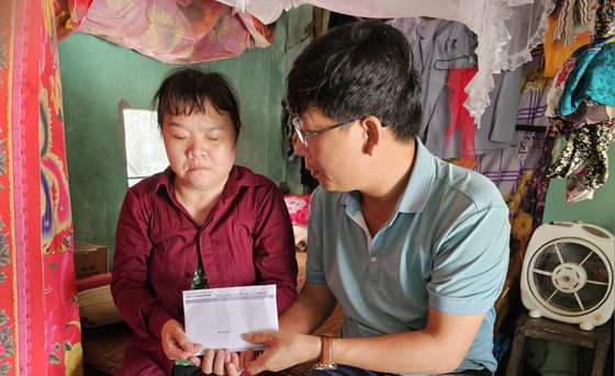 Phóng viên Báo SGGP trao 20 triệu đồng bạn đọc giúp chị Nguyễn Thị Sinh