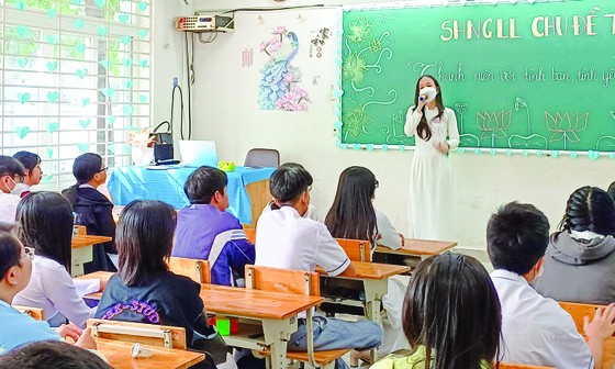 Cô trò lớp 11 Trường THPT Võ Văn Kiệt (quận 8, TPHCM) trong một giờ trên lớp. Ảnh: THU TÂM