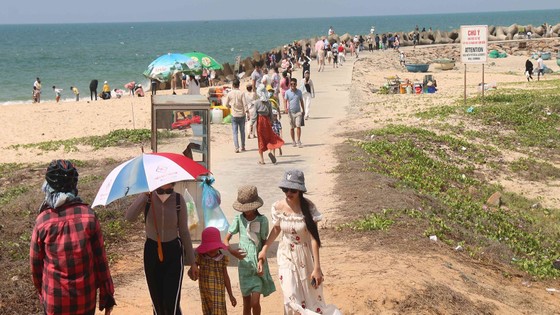 Lượng khách du lịch đến Bình Thuận tăng mạnh sau khi 2 tuyến đường cao tốc Phan Thiết - Dầu Giây và Vĩnh Hảo - Phan Thiết thông xe. Ảnh: NGUYỄN TIẾN