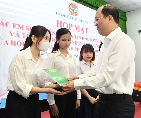 Phó Bí thư Thành ủy TPHCM Nguyễn Hồ Hải trao học bổng cho học sinh, sinh viên. Ảnh: VIỆT DŨNG 