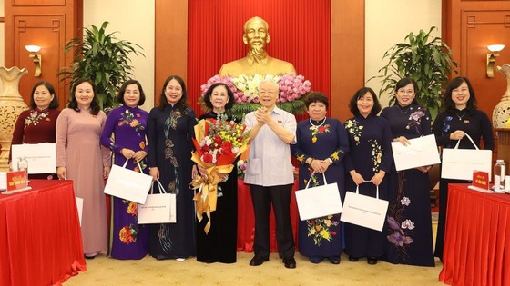 Tổng Bí thư Nguyễn Phú Trọng tặng quà các nữ đại biểu Quốc hội. Ảnh: VIẾT CHUNG