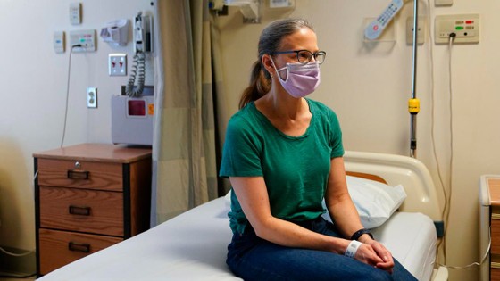 Bệnh nhân Kathleen Jade tiêm liều vaccine ung thư vú thử nghiệm thứ 3 tại Trung tâm y tế Đại học Washington - Montlake ở Seattle (Mỹ), ngày 30-5. Ảnh: AP