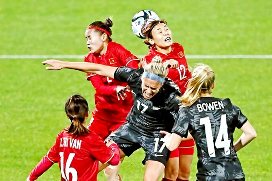 Các nữ cầu thủ Việt Nam tranh chấp bóng với cầu thủ New Zealand
