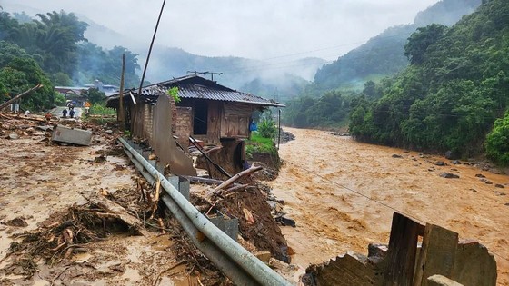 Quốc lộ 32 qua huyện Mù Cang Chải (Yên Bái) nát bươm, sập hỏng do mưa lũ