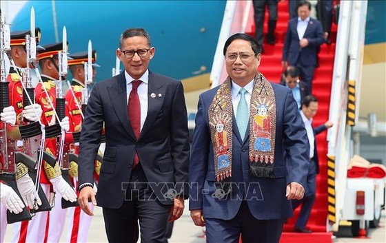Quan chức Indonesia đón Thủ tướng Phạm Minh Chính tại Sân bay Quốc tế Soekarno-Hatta. Ảnh: TTXVN