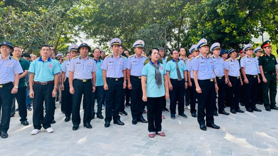 Đoàn công tác TPHCM dâng hương tưởng niệm tại Đền Thổ Châu. Ảnh: CHÍ THẠCH 