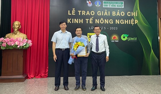 Chủ tịch Hội Nhà báo TPHCM Nguyễn Tấn Phong và Chánh Văn phòng Bộ NN-PTNT Lê Văn Thành trao giải Nhất cho Báo SGGP