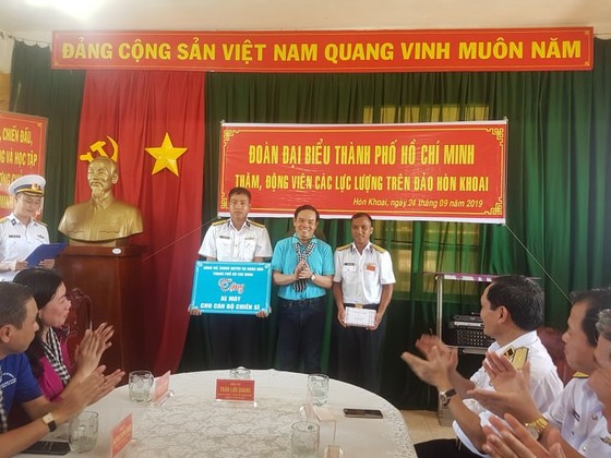 Đoàn đại biểu TPHCM thăm cán bộ, chiến sĩ các lực lượng trên đảo Hòn Khoai ảnh 2 Đoàn đại biểu TPHCM thăm cán bộ, chiến sĩ các lực lượng trên đảo Hòn Khoai ảnh 2