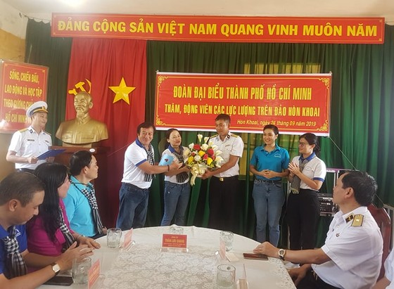 Đoàn đại biểu TPHCM thăm cán bộ, chiến sĩ các lực lượng trên đảo Hòn Khoai ảnh 3 Đoàn đại biểu TPHCM thăm cán bộ, chiến sĩ các lực lượng trên đảo Hòn Khoai ảnh 3