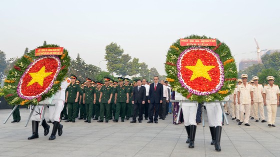 Lãnh đạo TPHCM dâng hương, dâng hoa Chủ tịch Hồ Chí Minh và các anh hùng, liệt sĩ. Ảnh: NGUYỄN NHÂN