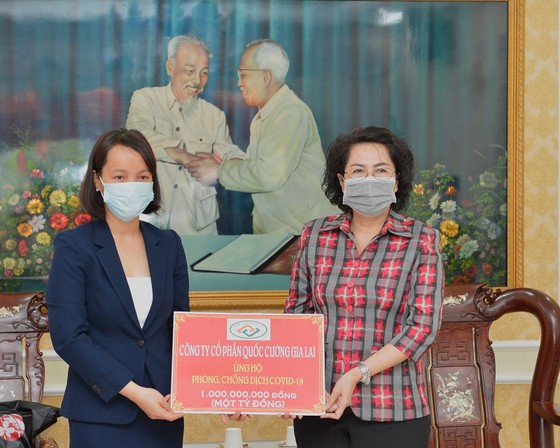 Bà Tô Thị Bích Châu (phải) tiếp nhận tượng trưng số tiền mặt 1 tỷ đồng từ đại diện Công ty Cổ phần Quốc Cường Gia Lai. Ảnh: VIỆT DŨNG