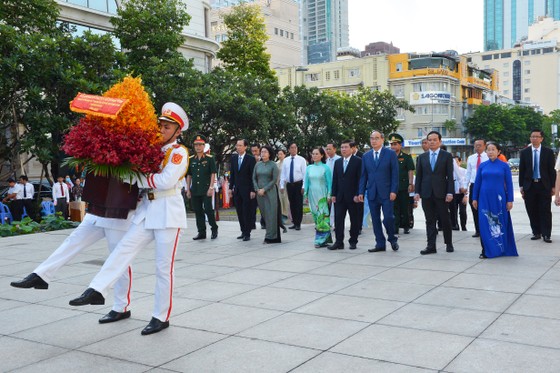 Đoàn lãnh đạo TPHCM dâng hoa, dâng hương tưởng niệm Chủ tịch Hồ Chí Minh ảnh 2