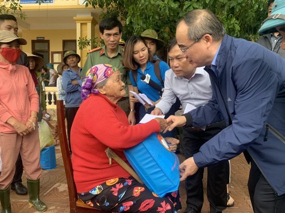 Đồng chí Nguyễn Thiện Nhân bày tỏ tình cảm, sự chia sẻ với những khó khăn mà người dân vùng lũ tỉnh Quảng Bình và các tỉnh miền Trung đang phải gánh chịu