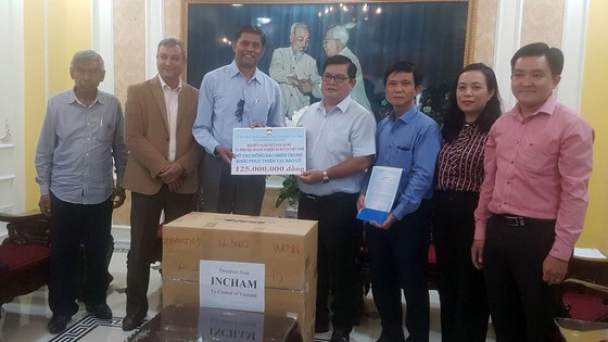 Đại diện Hiệp hội Doanh nghiệp Ấn Độ tại Việt Nam trao bảng tượng trưng số tiền hỗ trợ các tỉnh miền Trung