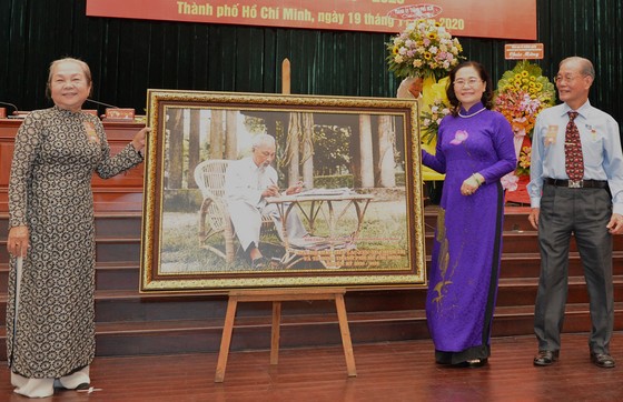 Phó Bí thư Thành ủy, Chủ tịch HĐND TPHCM Nguyễn Thị Lệ tặng bức ảnh Chủ tịch Hồ Chí Minh cho đại hội. Ảnh: VIỆT DŨNG