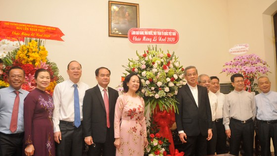 Đoàn lãnh đạo Trung ương và TPHCM đến thăm, chúc Giáng sinh tại Tòa Tổng giám mục TP. Ảnh: CAO THĂNG