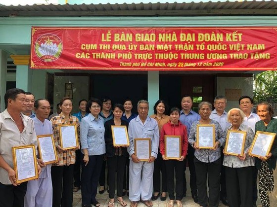 Đại diện Ủy ban MTTQ Việt Nam các thành phố trao tặng 10 căn nhà đại đoàn kết cho người dân huyện Cần Giờ 