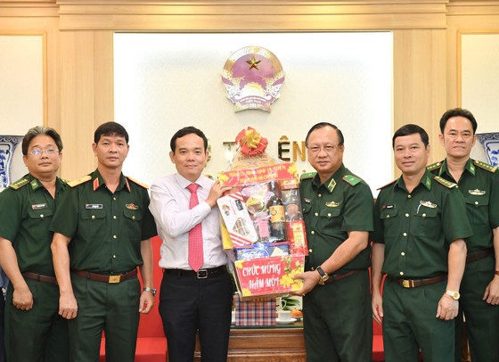 Đoàn lãnh đạo TPHCM thăm, chúc tết các đơn vị quân đội ảnh 1