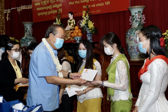 Phó Thủ tướng Thường trực Trương Hòa Bình thăm, chúc tết đồng bào Phật tử Nam tông Khmer ảnh 2 Phó Thủ tướng Thường trực Trương Hòa Bình thăm, chúc tết đồng bào Phật tử Nam tông Khmer ảnh 2